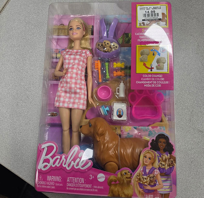 Embalagem de boneca Barbie com animais de estimação escondidos dentro e acessórios para cachorro, mãe horrorizada ao descobrir dentro da embalagem da Barbie. Embalagem de boneca Barbie com animais de estimação escondidos dentro e acessórios para cachorro, mãe horrorizada ao descobrir dentro da embalagem da Barbie.