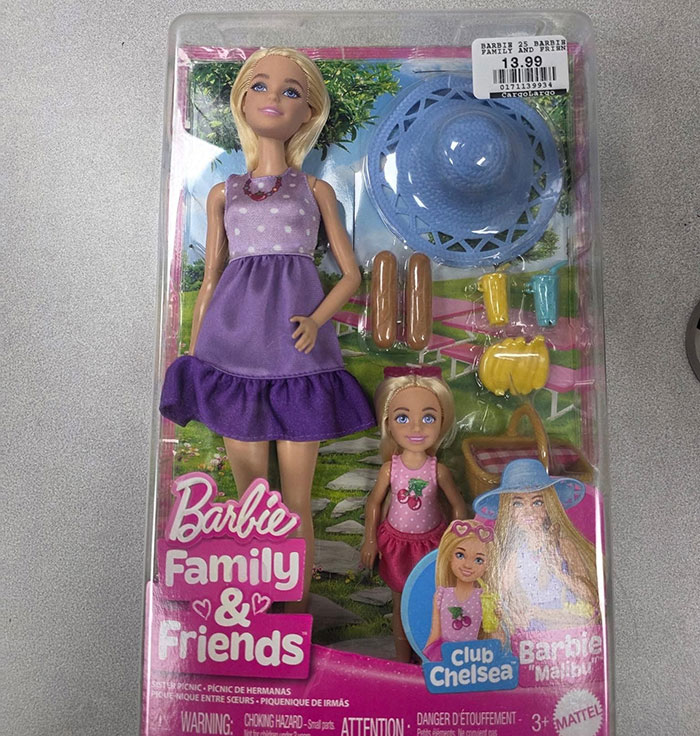 Embalagem da Barbie com bonecas e acessórios revelando itens escondidos à medida que mais bonecas aparecem nas embalagens surpresas Embalagem da Barbie com bonecas e acessórios revelando itens escondidos à medida que mais bonecas aparecem nas embalagens surpresas