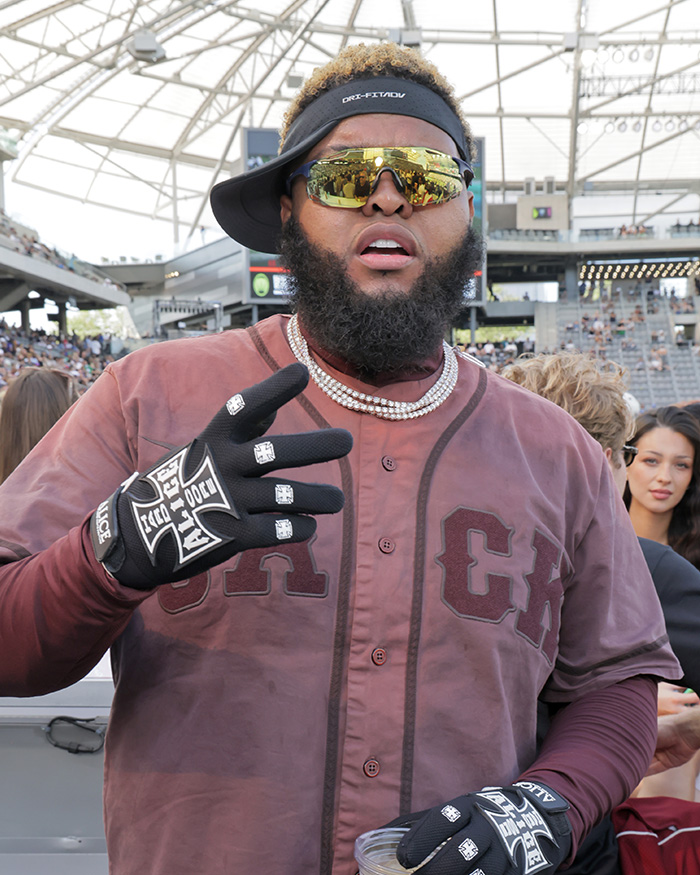 Comediante negro enfrenta reação negativa após vestir 