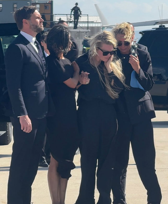 Trilhas e recibos de e-mail geram alegações bombásticas sobre Erika Kirk após o fim trágico de Charlie