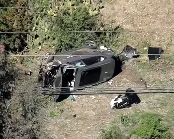 Carro capotado em uma área gramada após um acidente de capotamento relacionado ao incidente de Tiger Woods DUI na Flórida. Carro capotado em uma área gramada após um acidente de capotamento relacionado ao incidente de Tiger Woods DUI na Flórida.