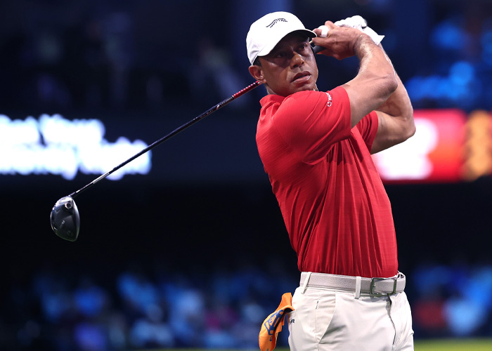 Tiger Woods se concentrou em suas tacadas de golfe durante um torneio, destacando o jogador de golfe envolvido em DUI e notícias sobre acidentes de capotamento. Tiger Woods se concentrou em suas tacadas de golfe durante um torneio, destacando o jogador de golfe envolvido em DUI e notícias sobre acidentes de capotamento.