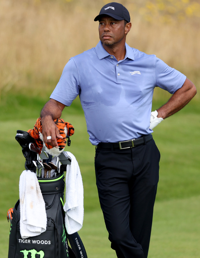 Tiger Woods em um campo de golfe ao lado de sua bolsa de golfe com tacos e uma capa de tigre na Flórida. Tiger Woods em um campo de golfe ao lado de sua bolsa de golfe com tacos e uma capa de tigre na Flórida.