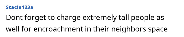 Comente sobre a nova política de tamanho do cliente da companhia aérea, mencionando a cobrança de pessoas altas por invasão no espaço do vizinho.