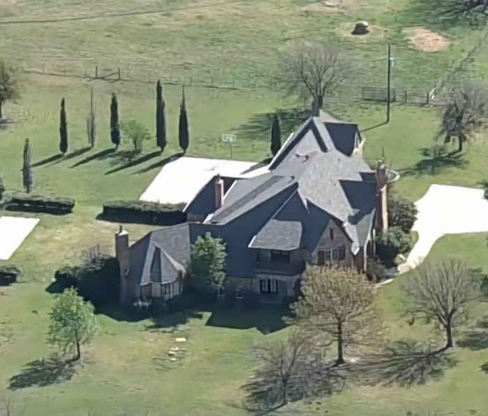 Homens aparecem com armas depois que 800 adolescentes ganham mais de US$ 4,8 milhões do Airbnb para uma festa insana Homens aparecem com armas depois que 800 adolescentes ganham mais de US$ 4,8 milhões do Airbnb para uma festa insana