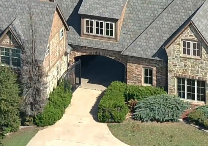 Homens aparecem com armas depois que 800 adolescentes ganham mais de US$ 4,8 milhões do Airbnb para uma festa insana Homens aparecem com armas depois que 800 adolescentes ganham mais de US$ 4,8 milhões do Airbnb para uma festa insana