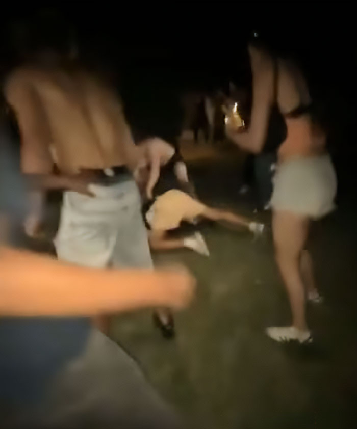 Homens aparecem com armas depois que 800 adolescentes ganham mais de US$ 4,8 milhões do Airbnb para uma festa insana Homens aparecem com armas depois que 800 adolescentes ganham mais de US$ 4,8 milhões do Airbnb para uma festa insana