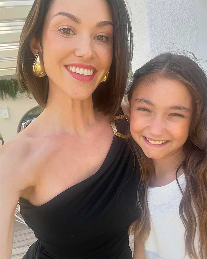 Chappell Roan smiling with Jude Law's daughter in a casual selfie amid security and fan backlash discussion. Chappell Roan smiling with Jude Law's daughter in a casual selfie amid security and fan backlash discussion.