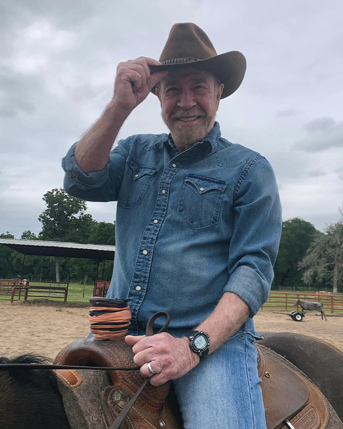 A estrela de ação Chuck Norris falece aos 86 anos após emergência médica no Havaí