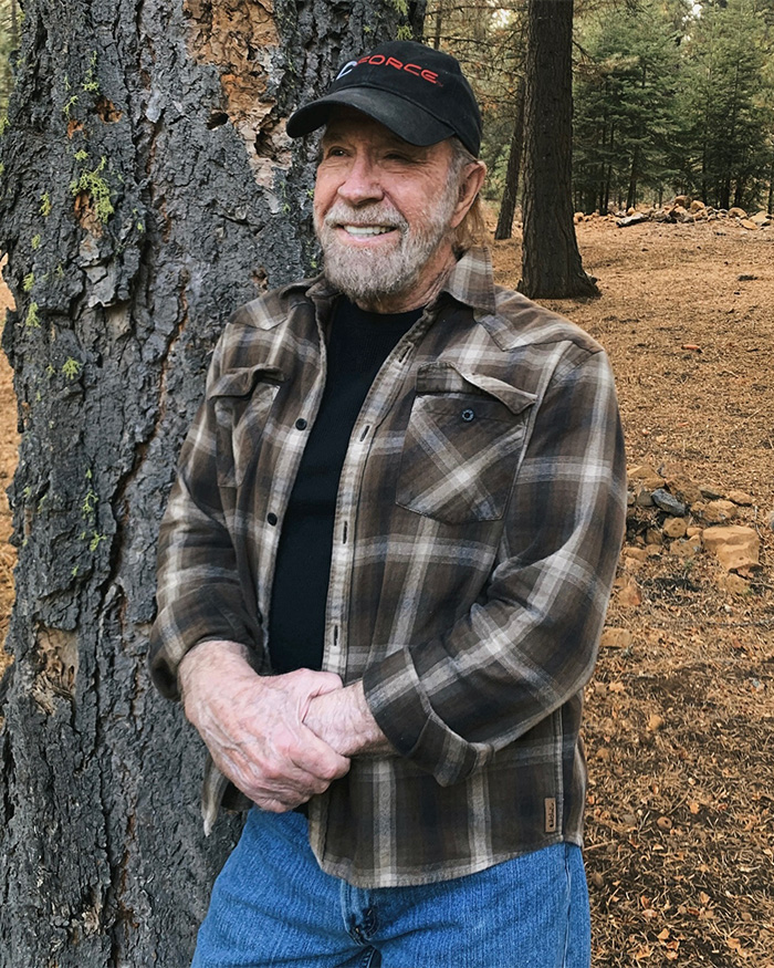 A estrela de ação Chuck Norris falece aos 86 anos após emergência médica no Havaí