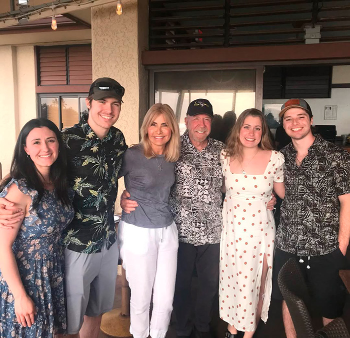 Os filhos e a família de Chuck Norris posando juntos dentro de casa, quebrando o silêncio após a morte repentina do pai.