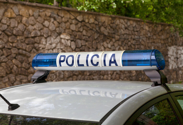 Mulher de 25 anos é presa após atacar namorado com cinto porque ele rejeitou seus avanços Mulher de 25 anos é presa após atacar namorado com cinto porque ele rejeitou seus avanços