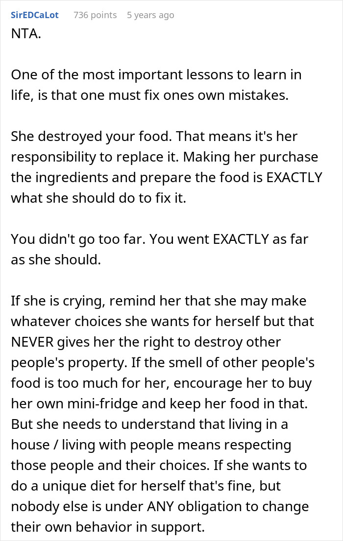 Reddit comment defending mom teaching vegan teen to cook meat to prevent food waste and respect shared household rules.