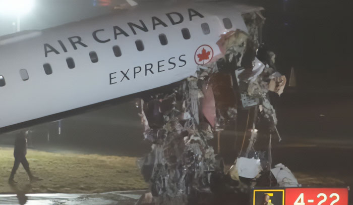 Avião da Air Canada Express danificado à noite após a queda do LaGuardia, especialistas em aviação analisando teorias e causas conflitantes. Avião da Air Canada Express danificado à noite após a queda do LaGuardia, especialistas em aviação analisando teorias e causas conflitantes.