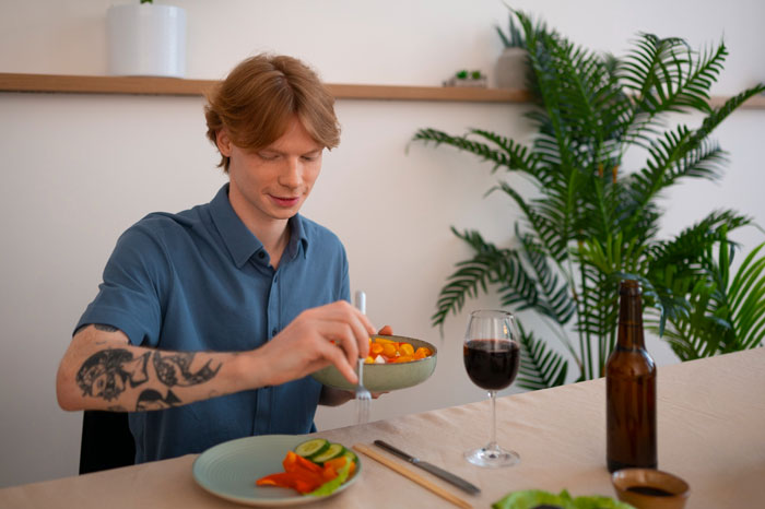 Deceitful Man Takes Advantage Of Woman's Crush, Uses Her For Washer And Free Food, She Kicks Him Out