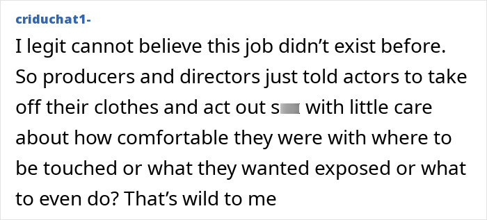 Comentário discutindo a nova abordagem estranha de Hollywood para filmar cenas íntimas e as preocupações com o conforto dos atores.