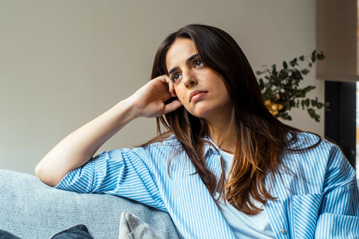 Delusional Lady Says Guy She Hooks Up With Is Her BF, Snoops Through His Phone, And Rages Over Truth