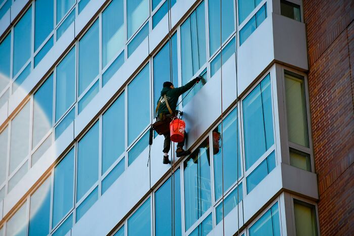 “Hilariously Awkward”: 37 Things Window Cleaners Didn’t Expect To See While On The Job