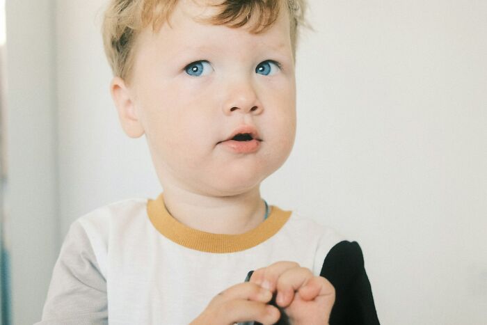 Toddler with curious expression highlighting dumb ER visits related to malfunctioning brain issues in medical cases