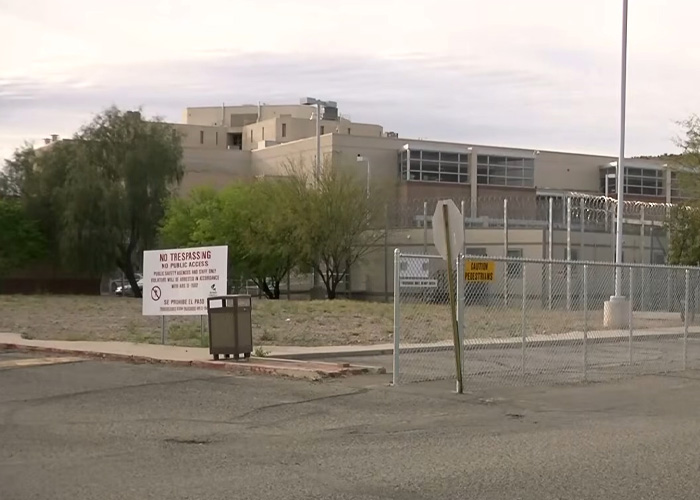 Área cercada fora de uma instalação segura sem sinalização de invasão, relacionada ao deputado acusado de sequestrar mulher sob custódia. Área cercada fora de uma instalação segura sem sinalização de invasão, relacionada ao deputado acusado de sequestrar mulher sob custódia.