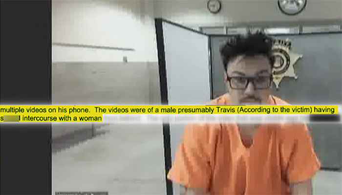 Homem com uniforme prisional laranja e óculos sentado em uma sala de interrogatório, parente do deputado acusado de sequestrar mulher em processo de custódia. Homem com uniforme prisional laranja e óculos sentado em uma sala de interrogatório, parente do deputado acusado de sequestrar mulher em processo de custódia.