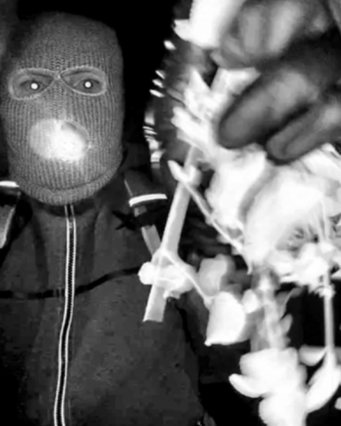 Homem usando máscara de esqui e jaqueta escura segurando um objeto não identificado relacionado ao deputado acusado de sequestrar mulher sob custódia Homem usando máscara de esqui e jaqueta escura segurando um objeto não identificado relacionado ao deputado acusado de sequestrar mulher sob custódia