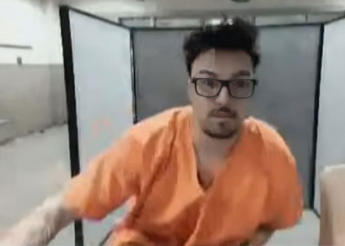 Homem com uniforme prisional laranja e óculos sentado em uma área de detenção relacionada ao deputado acusado de sequestrar mulher sob custódia. Homem com uniforme prisional laranja e óculos sentado em uma área de detenção relacionada ao deputado acusado de sequestrar mulher sob custódia.