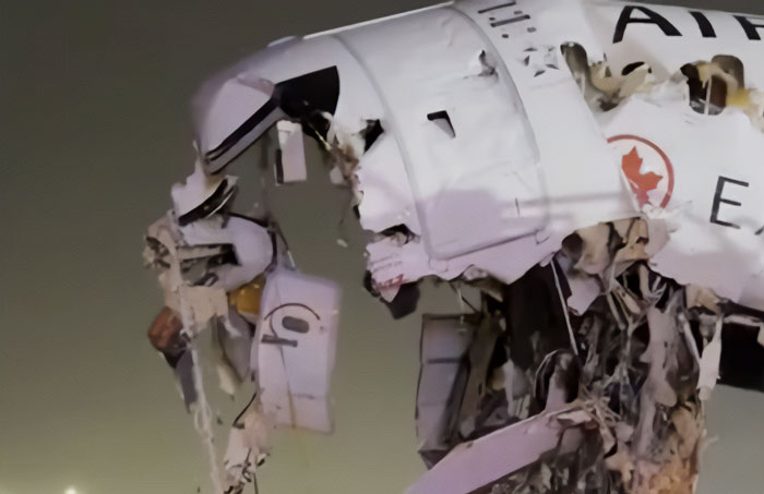 Destroços de aeronaves da Air Canada gravemente danificadas no aeroporto LaGuardia após acidente sob revisão de especialistas em aviação. Destroços de aeronaves da Air Canada gravemente danificadas no aeroporto LaGuardia após acidente sob revisão de especialistas em aviação.