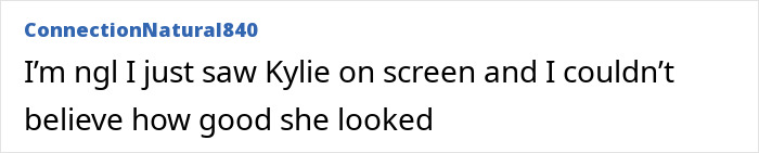 Comentário destacando a aparência deslumbrante de Kylie Jenner na tela, refletindo a observação dela e de Timothée Chalamet por um especialista em linguagem corporal. Comentário destacando a aparência deslumbrante de Kylie Jenner na tela, refletindo a observação dela e de Timothée Chalamet por um especialista em linguagem corporal.