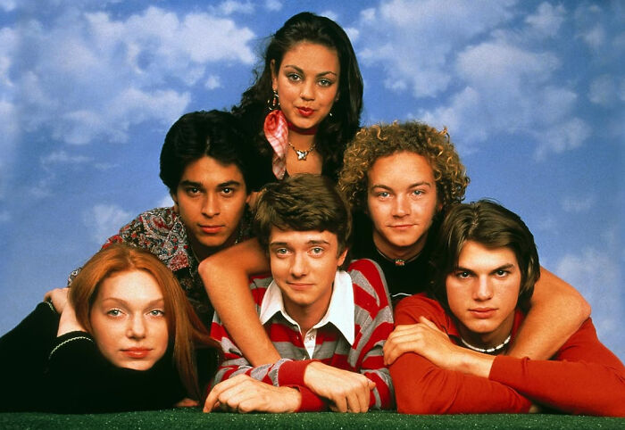 Cast of a 90s teen show posing together, illustrating celebrities people used to like but now hate.