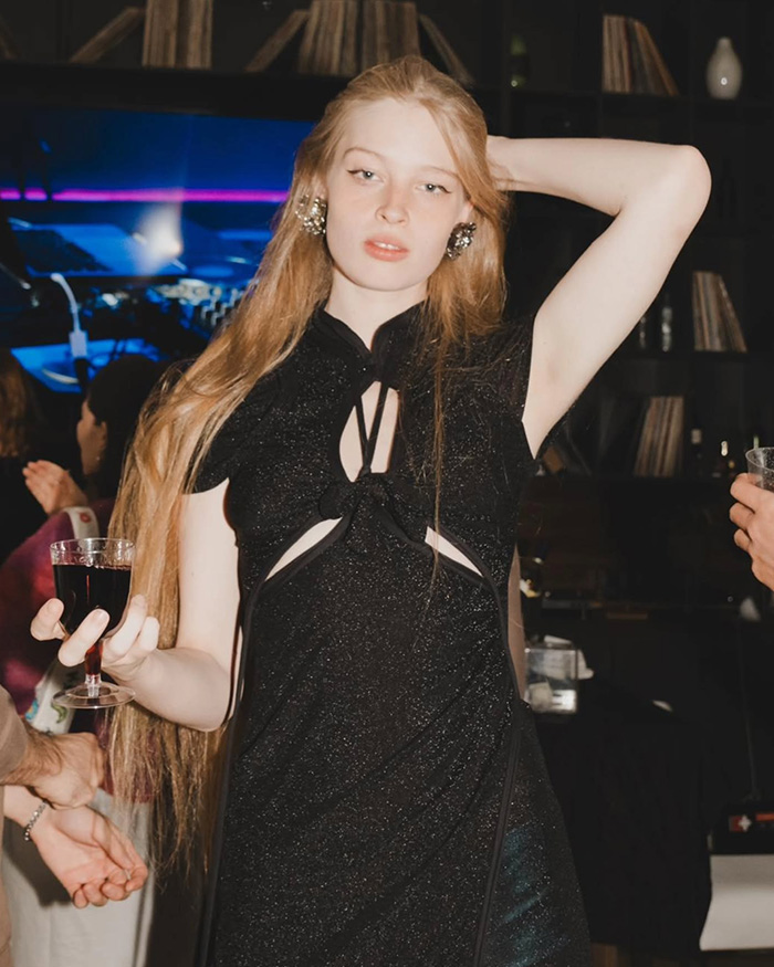 A filha trans de Elon Musk, Vivian, trolls hilariantemente o pai com a nova linha de produtos