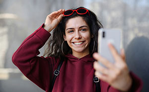 Dad Calls His Lively 16YO “Bloody Annoying”, Mom Worries Daughter Feels He Doesn’t Like Her