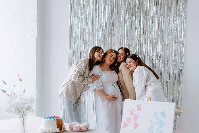 Twins-Obsessive Mom Insists They Always Match, Dad Mortified When She Scolds One For Being “Too Tan” Twins-Obsessive Mom Insists They Always Match, Dad Mortified When She Scolds One For Being “Too Tan”