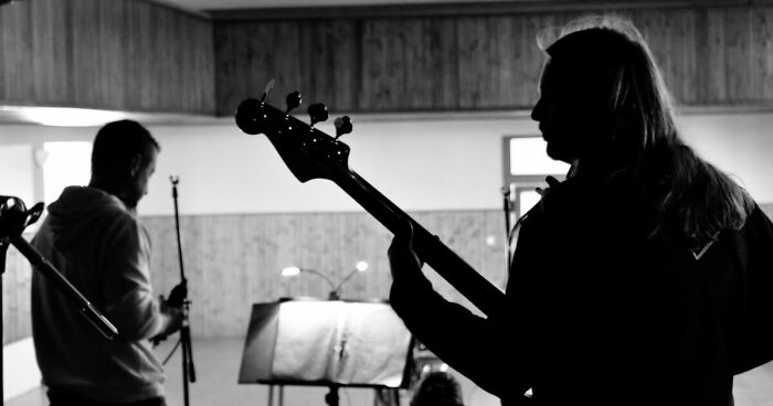 The Ultimate Sing-Along Quiz: Complete 33 Iconic Song Lyrics