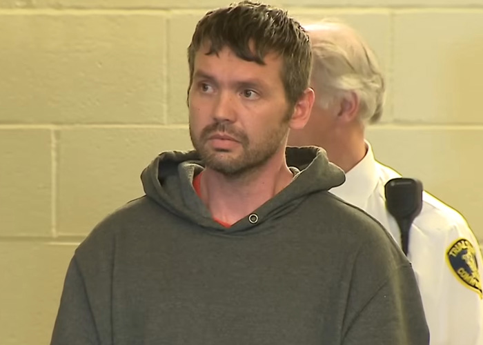 Policial feminina desmorona no tribunal ao ser acusada de crimes horríveis contra menino adolescente sob sua custódia Policial feminina desmorona no tribunal ao ser acusada de crimes horríveis contra menino adolescente sob sua custódia