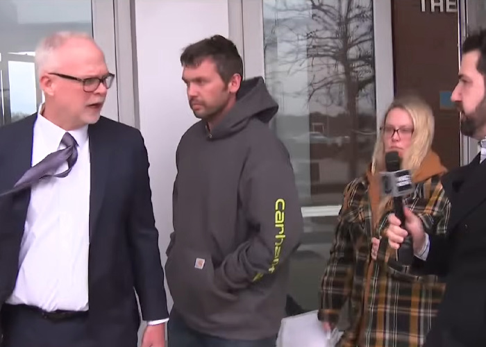 Policial feminina desmorona no tribunal ao ser acusada de crimes horríveis contra menino adolescente sob sua custódia Policial feminina desmorona no tribunal ao ser acusada de crimes horríveis contra menino adolescente sob sua custódia