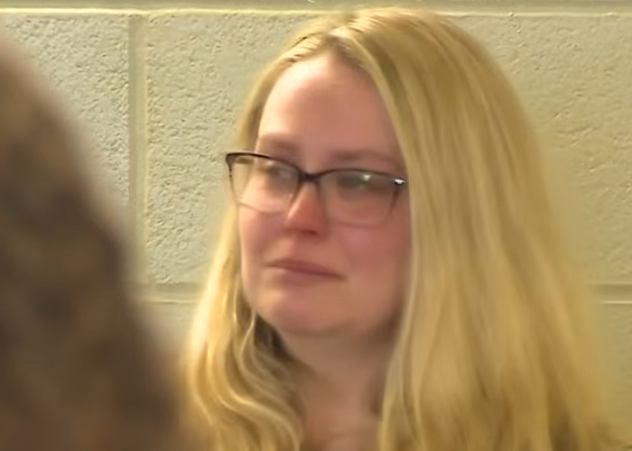 Policial feminina desmorona no tribunal ao ser acusada de crimes horríveis contra menino adolescente sob sua custódia Policial feminina desmorona no tribunal ao ser acusada de crimes horríveis contra menino adolescente sob sua custódia