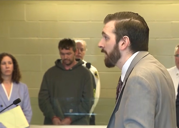 Policial feminina desmorona no tribunal ao ser acusada de crimes horríveis contra menino adolescente sob sua custódia Policial feminina desmorona no tribunal ao ser acusada de crimes horríveis contra menino adolescente sob sua custódia