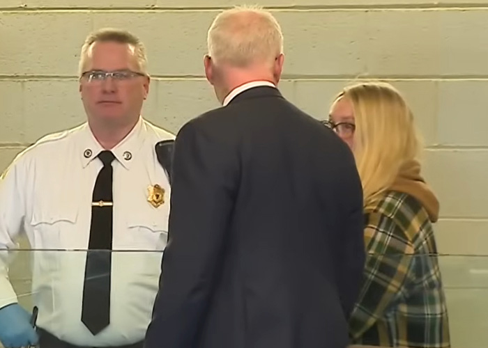 Policial feminina desmorona no tribunal ao ser acusada de crimes horríveis contra menino adolescente sob sua custódia Policial feminina desmorona no tribunal ao ser acusada de crimes horríveis contra menino adolescente sob sua custódia