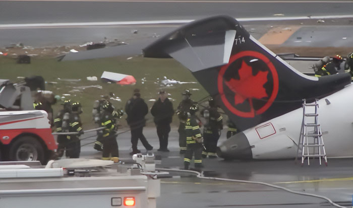 Equipes de emergência no local da queda de uma aeronave da Air Canada em LaGuardia, especialistas em aviação analisando o incidente. Equipes de emergência no local da queda de uma aeronave da Air Canada em LaGuardia, especialistas em aviação analisando o incidente.