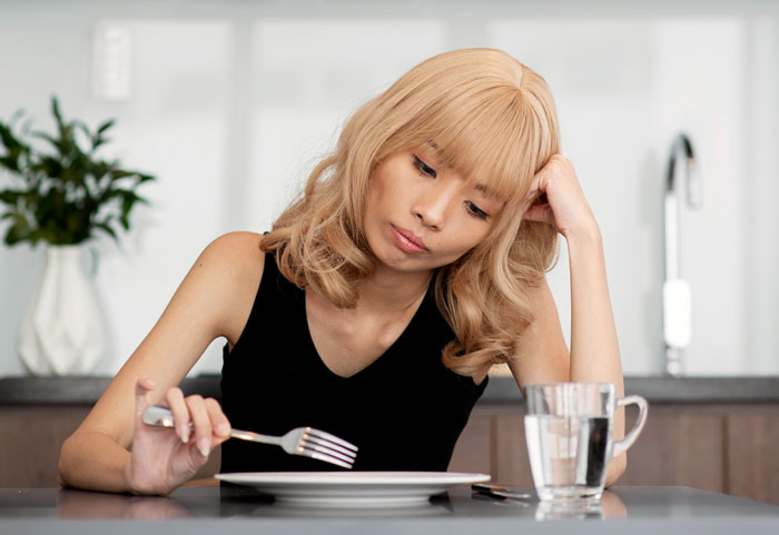 O cara paga 50% pelas refeições e mantimentos, GF fica irritada porque ele também consome a parte dela na comida