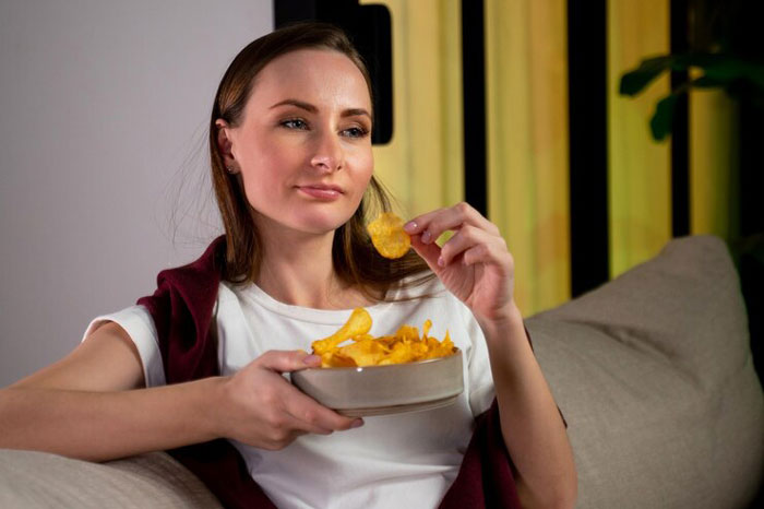 Fed-Up Partner Cuts Off Snack Supply As GF Keeps Wasting It, She&rsquo;s Mad She Doesn&rsquo;t Have Fresh Chips