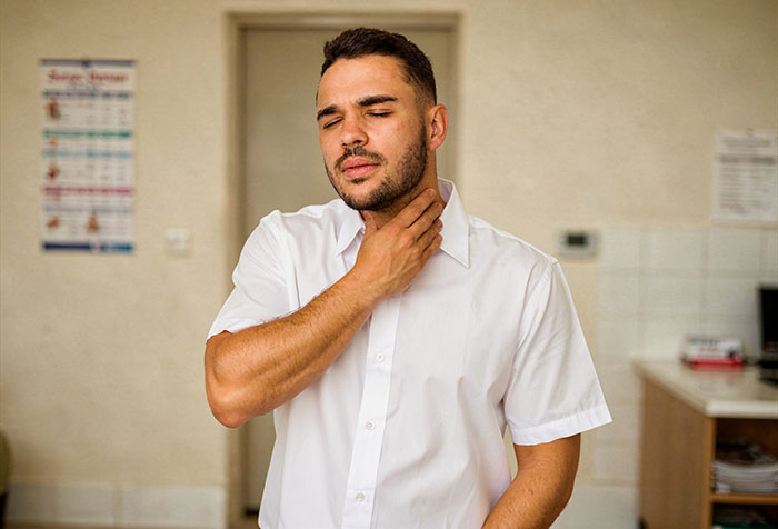 Rude Coworker Chokes On Peanut Dessert, Guy With Severe Allergy Takes Heat For Not Helping Her Rude Coworker Chokes On Peanut Dessert, Guy With Severe Allergy Takes Heat For Not Helping Her