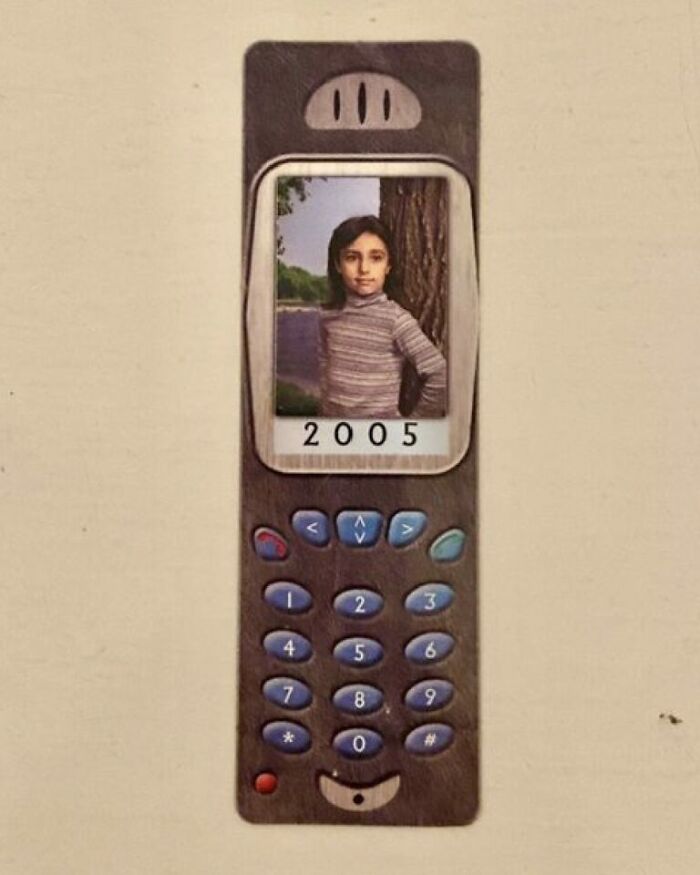 Vintage school picture displayed on an old mobile phone screen from 2005, showcasing a funny school picture day fail.