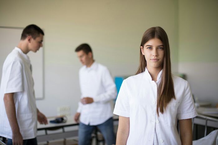 Young woman and two men in white lab coats in a medical room, illustrating moments people destroyed their own lives instantly.