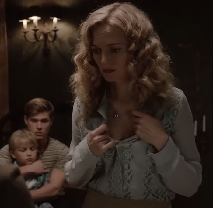 Heather Graham com cabelos cacheados em uma sala mal iluminada, abordando a nova abordagem estranha de Hollywood para filmar cenas íntimas.