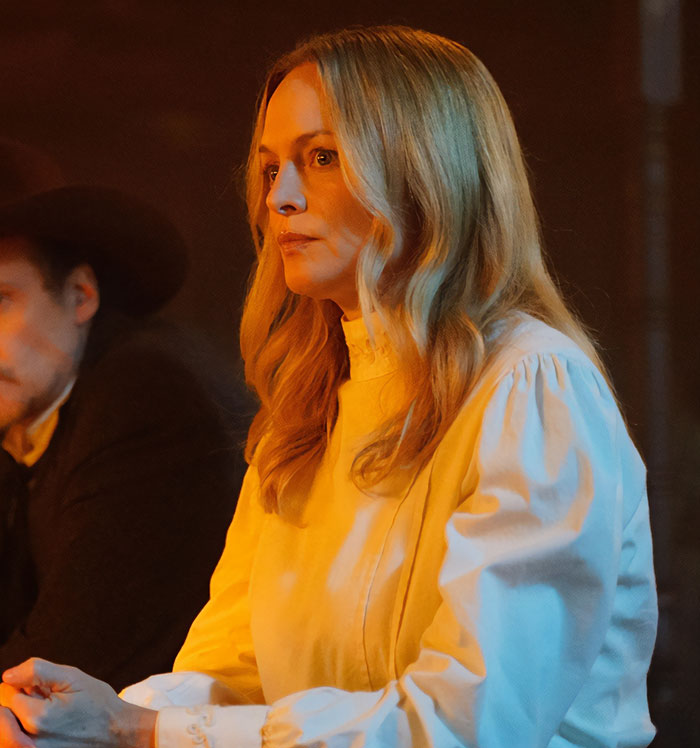 Heather Graham em uma cena, destacando a nova abordagem de Hollywood para filmar cenas íntimas e desafios relacionados.