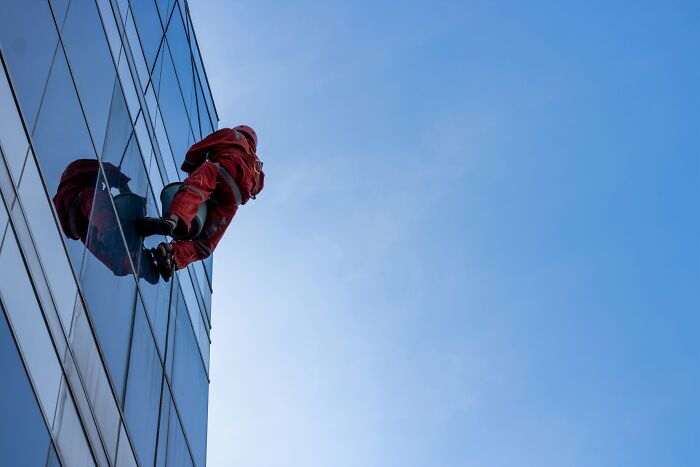 “Hilariously Awkward”: 37 Things Window Cleaners Didn’t Expect To See While On The Job