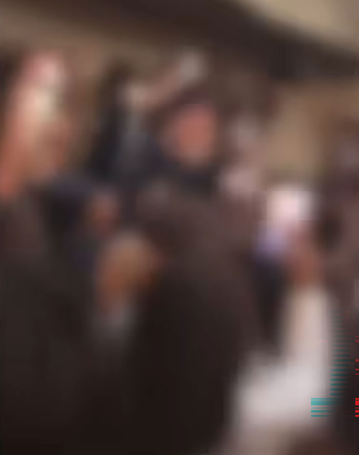 Homens aparecem com armas depois que 800 adolescentes ganham mais de US$ 4,8 milhões do Airbnb para uma festa insana Homens aparecem com armas depois que 800 adolescentes ganham mais de US$ 4,8 milhões do Airbnb para uma festa insana