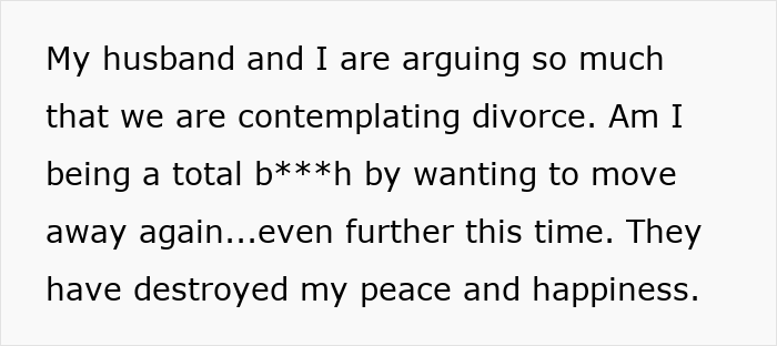 Postagem de texto sobre uma mulher pensando em se mudar com a família para fugir dos sogros, refletindo sobre a paz e a felicidade perdidas.